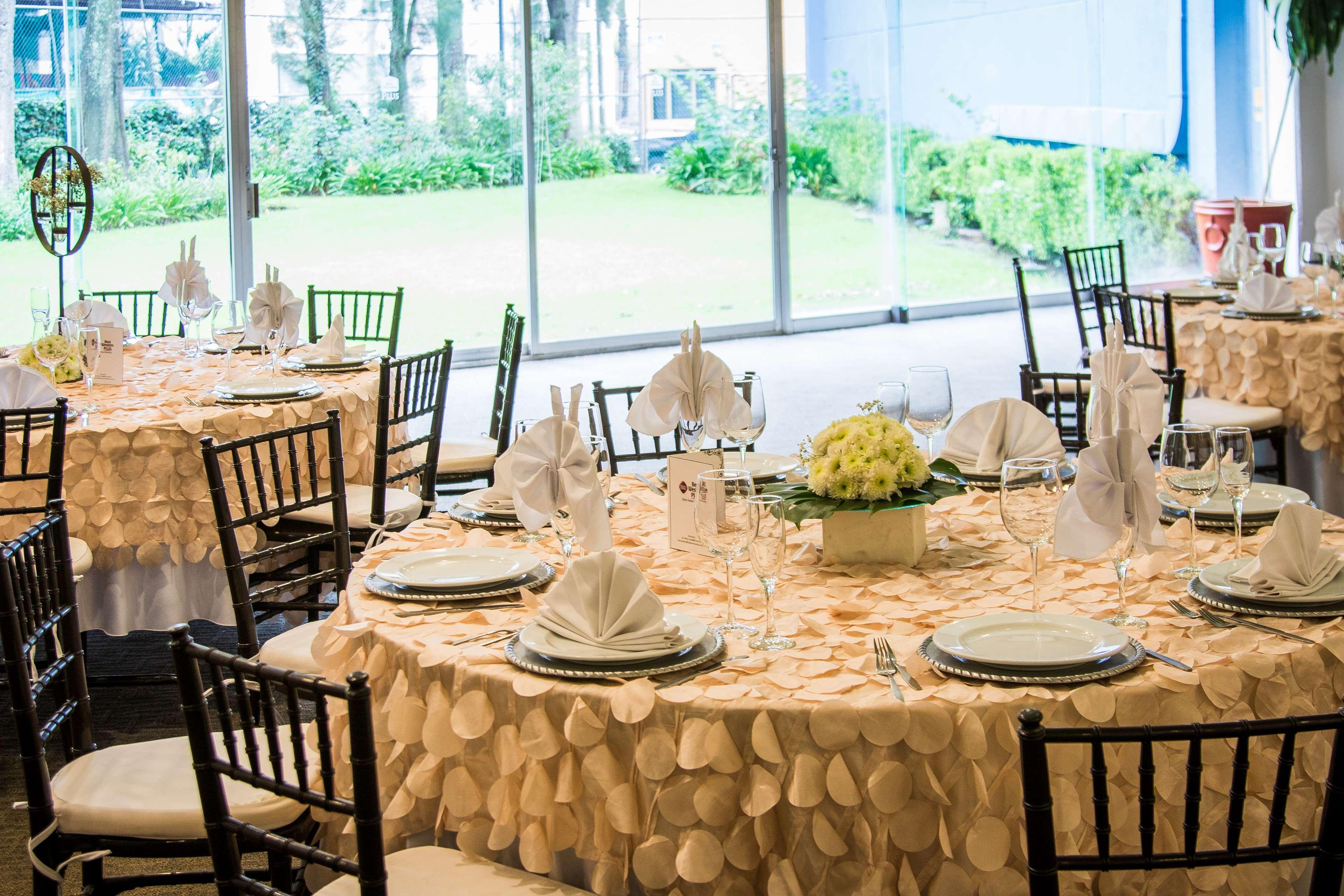 Grand Cantalagua Hotel Morelia, BW Signature Collection Eksteriør bilde A table set for a formal dinner