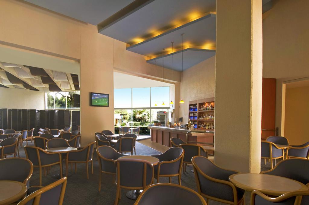 Grand Cantalagua Hotel Morelia, BW Signature Collection Restaurant bilde The Club at Palm Springs International Airport